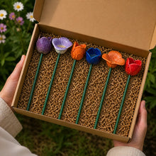 Lade das Bild in den Galerie-Viewer, Handgefertigte Bienenblüten-Tränken – Wetterfeste Keramik, Set (6)