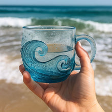 Lade das Bild in den Galerie-Viewer, Meeresklang – Handgefertigtes Glas mit Wellenstruktur
